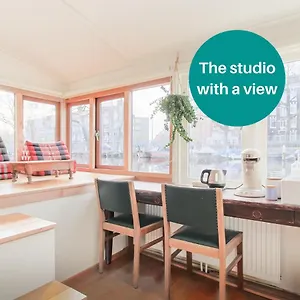 The Houseboat Family - De Jordaan Botel Amsterdam